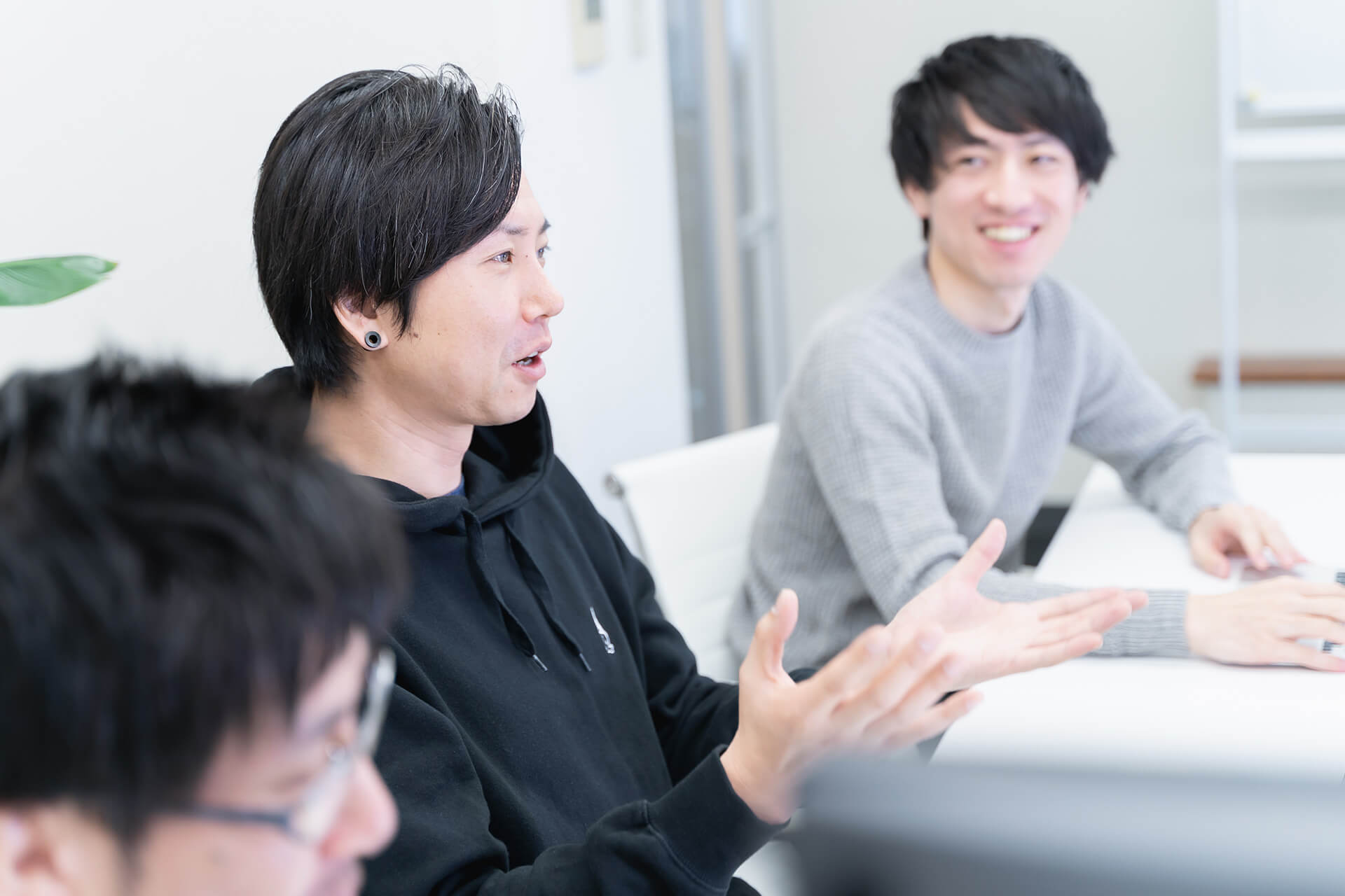 高田「その頃、吉野と遠藤の席が隣だったんですが、いつも間に僕がいるっていう。この配置と全く同じです(笑)。」